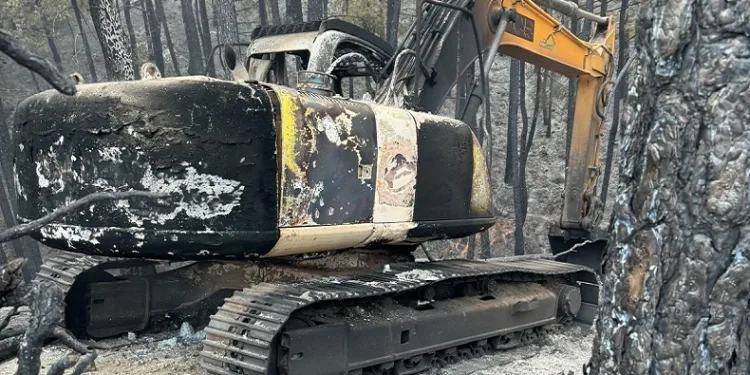 Yangının ortasında kalan ekskavatör küle döndü, operatör son anda kurtarıldı