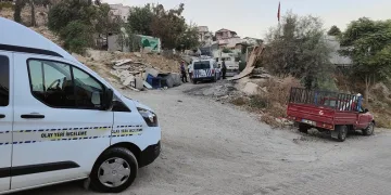 Evinin bahçesini temizlerken elektrik akımına kapılan kadın hayatını kaybetti