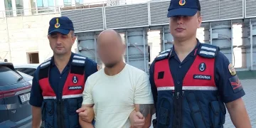Kavgada darp ettiği şahsı ağır yaraladı