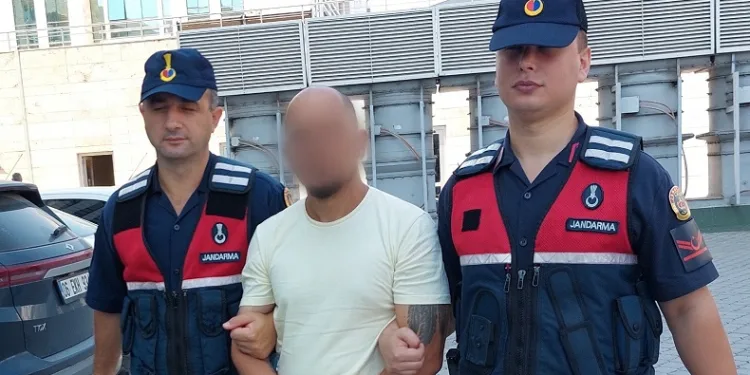 Kavgada darp ettiği şahsı ağır yaraladı