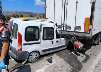 Hafif ticari araç tıra çarptı: 1 ölü