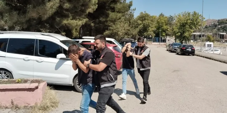 Uyuşturucu ile yakalandı, yakını polise “Elinize sağlık” dedi