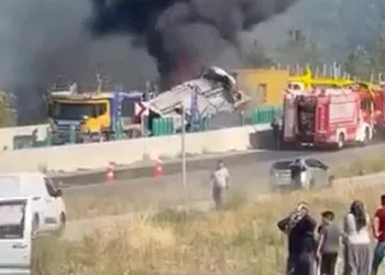 Tır sürücüsü yanarak can verdi, 7 kişi yaralandı