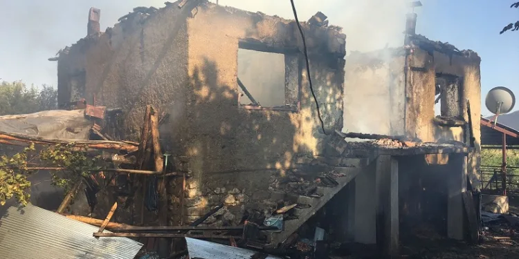 Çıkan yangında köy evi küle döndü
