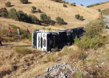 Tır yan yattı: 1 yaralı