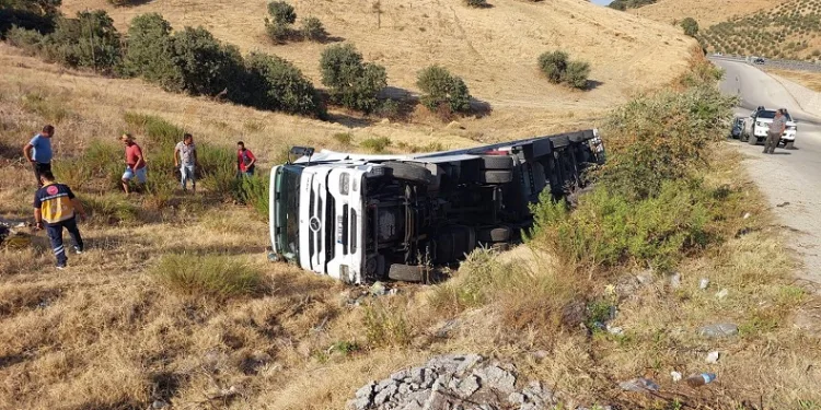 Tır yan yattı: 1 yaralı