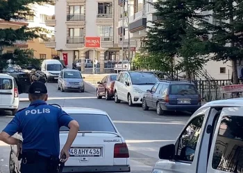 Firari hükümlü market sahibini rehin aldı