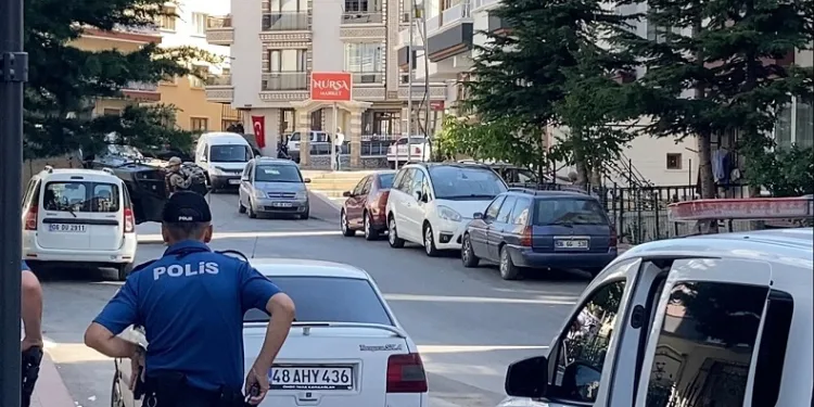 Firari hükümlü market sahibini rehin aldı