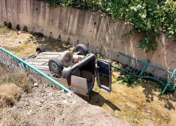 Araç dere yatağına yuvarlandı: 1 ölü, 2 yaralı
