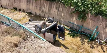 Araç dere yatağına yuvarlandı: 1 ölü, 2 yaralı