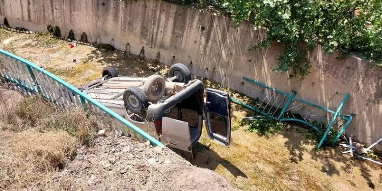 Araç dere yatağına yuvarlandı: 1 ölü, 2 yaralı
