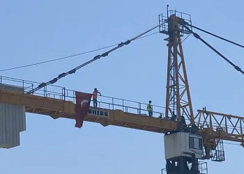 Bakırköy’de metro inşaatında paralarını alamayan işçiler kuleye çıkıp eylem yaptı