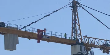Bakırköy’de metro inşaatında paralarını alamayan işçiler kuleye çıkıp eylem yaptı