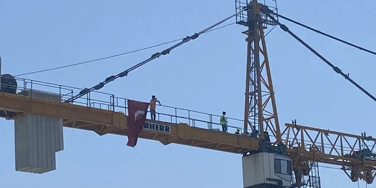 Bakırköy’de metro inşaatında paralarını alamayan işçiler kuleye çıkıp eylem yaptı