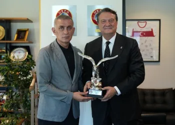 Beşiktaş Başkanı Hasan Arat, TFF Başkanı Hacıosmanoğlu’nu ziyaret etti