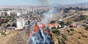Evin etrafını alevler sardı