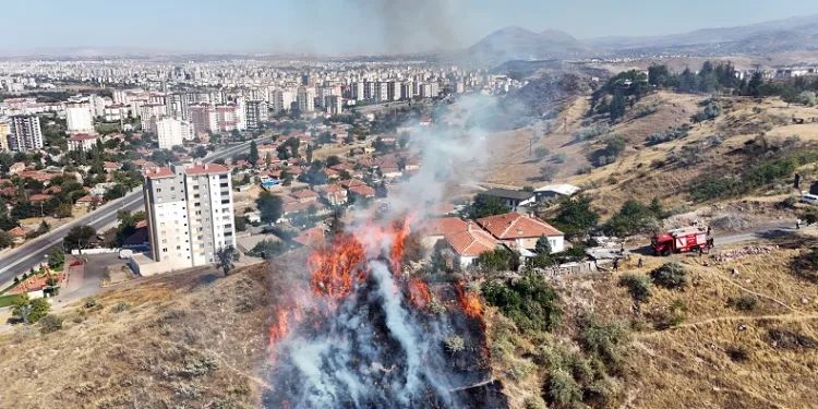 Evin etrafını alevler sardı