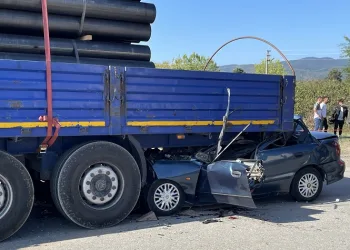 Tıra ok gibi saplandı, genç sürücü hayatını kaybetti