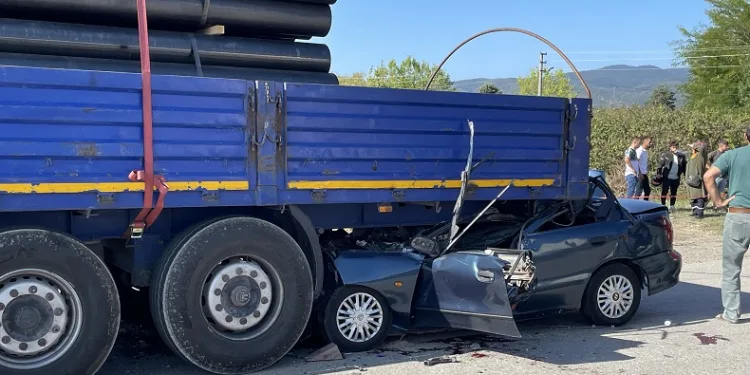 Tıra ok gibi saplandı, genç sürücü hayatını kaybetti
