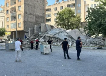 Yıkım sırasında bina iş makinesinin üzerine devrildi