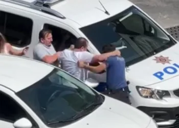 Ekip aracının aynasını kırdı, polise yumruk attı