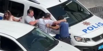 Ekip aracının aynasını kırdı, polise yumruk attı