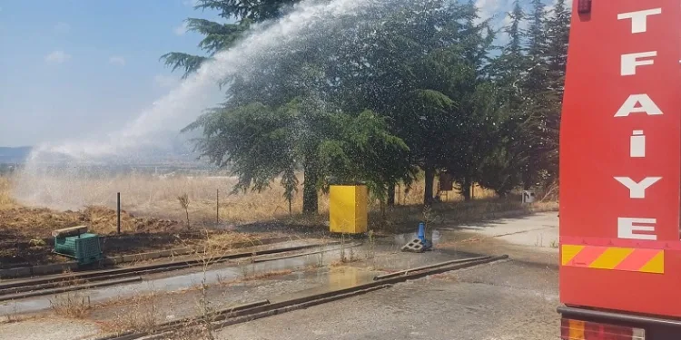 Akaryakıt istasyonunun yanında anız yangını çıktı