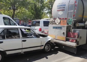 Işıklarda bekleyen tıra, otomobil çarptı