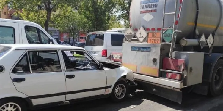 Işıklarda bekleyen tıra, otomobil çarptı