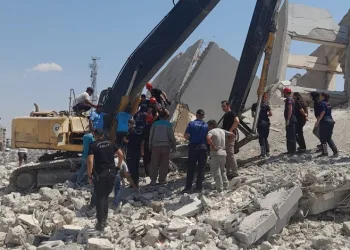 Yıkım yapan iş makinesine moloz düştü