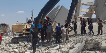 Yıkım yapan iş makinesine moloz düştü