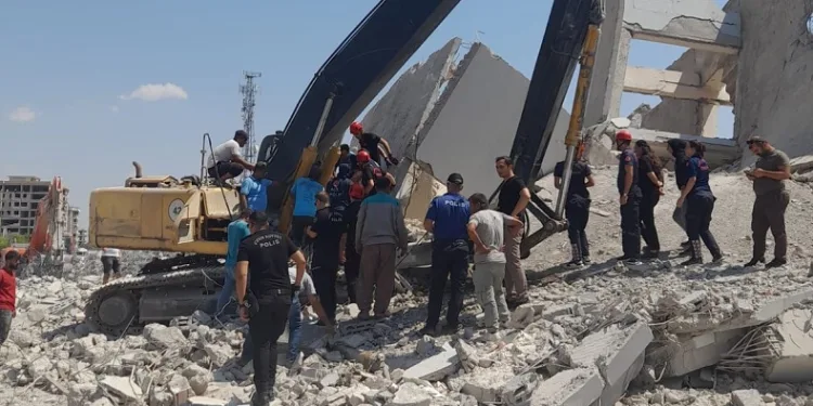 Yıkım yapan iş makinesine moloz düştü