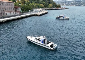 Sarıyer’de batan teknede kaybolan şahsı boğazda arama çalışmaları havadan görüntülendi