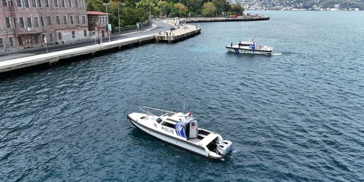 Sarıyer’de batan teknede kaybolan şahsı boğazda arama çalışmaları havadan görüntülendi