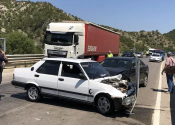 Amasya’da 2 otomobil çarpıştı