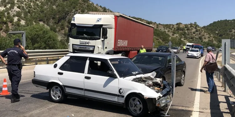 Amasya’da 2 otomobil çarpıştı