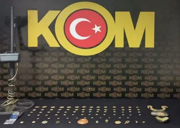 İzmir’de tarihi eser kaçakçısı sikkelerle yakalandı