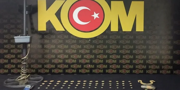 İzmir’de tarihi eser kaçakçısı sikkelerle yakalandı