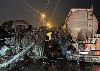 Tırla tanker çarpıştı:1 ölü, 1 yaralı