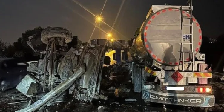 Tırla tanker çarpıştı:1 ölü, 1 yaralı