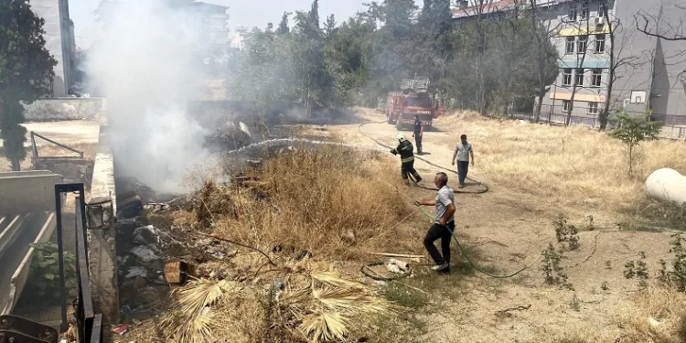 Boş arazide çıkan yangın ucuz atlatıldı