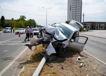 Direksiyon kontrolünü kaybetti, aydınlatma direğini devirdi