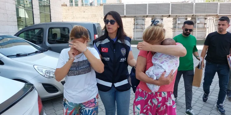 Evden ziynet eşyası ve para çalan 2 kadın tutuklandı