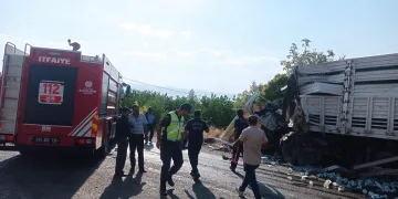 Tır ile kamyon kafa kafaya çarpıştı