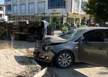 Elazığ’da otomobille çarpışan minibüs yan yattı