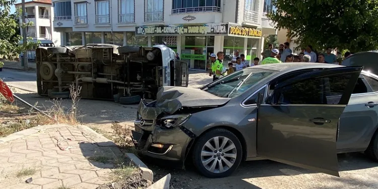 Elazığ’da otomobille çarpışan minibüs yan yattı