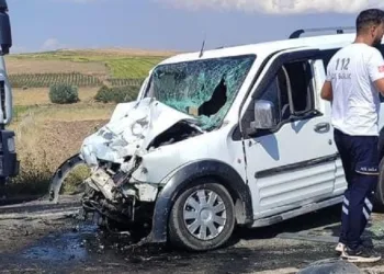 Araçlar kafa kafaya çarpıştı: 9 yaralı