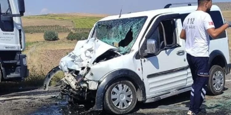 Araçlar kafa kafaya çarpıştı: 9 yaralı