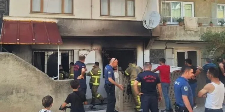 Bandırma’da yanan ev kullanılmaz hale geldi