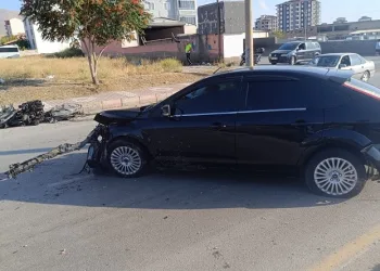 Önüne çıkan araca çarpmamak için direğe çarpan sürücü yaralandı